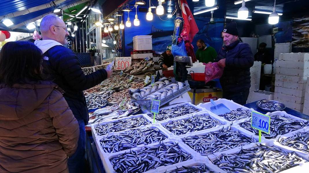 Tezgahlar doldu taştı: Hamsinin fiyatı görenleri şaşırttı! Boyu uzadı, fiyatı düştü, her gelen kilolarca alıyor 10